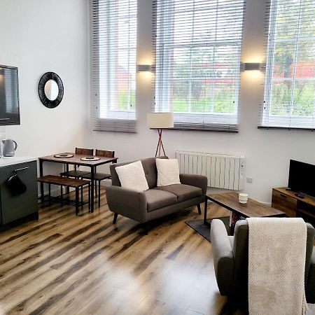 Burkhardt Hall- Parking Included- Sleeps 4 Apartment Swindon Bagian luar foto