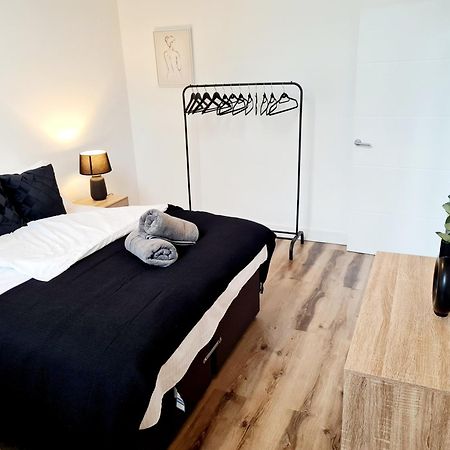 Burkhardt Hall- Parking Included- Sleeps 4 Apartment Swindon Bagian luar foto