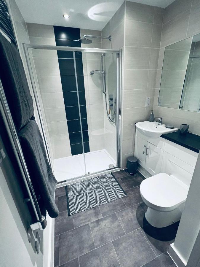 Burkhardt Hall- Parking Included- Sleeps 4 Apartment Swindon Bagian luar foto