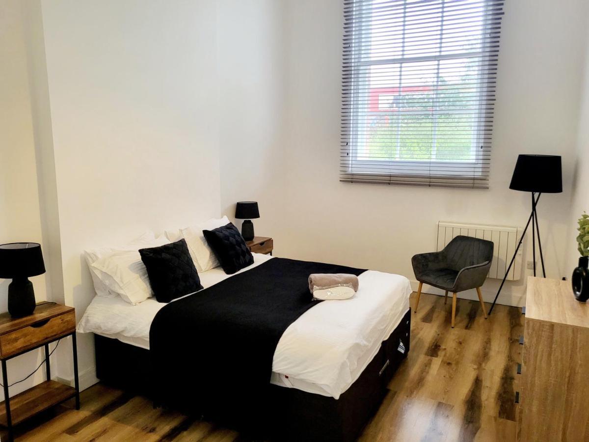 Burkhardt Hall- Parking Included- Sleeps 4 Apartment Swindon Bagian luar foto