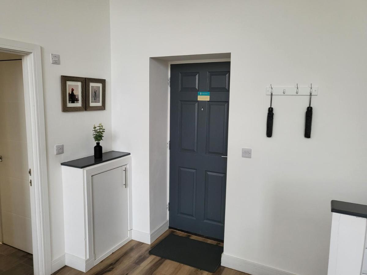 Burkhardt Hall- Parking Included- Sleeps 4 Apartment Swindon Bagian luar foto