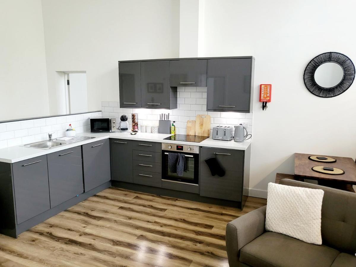 Burkhardt Hall- Parking Included- Sleeps 4 Apartment Swindon Bagian luar foto