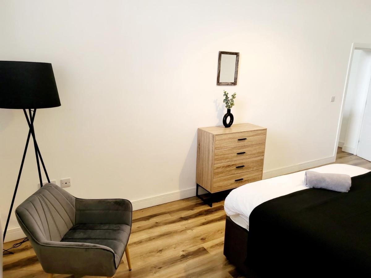 Burkhardt Hall- Parking Included- Sleeps 4 Apartment Swindon Bagian luar foto