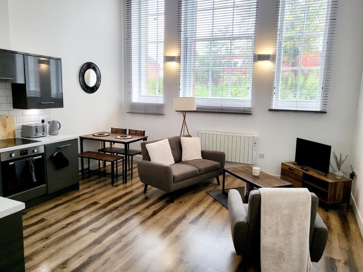 Burkhardt Hall- Parking Included- Sleeps 4 Apartment Swindon Bagian luar foto