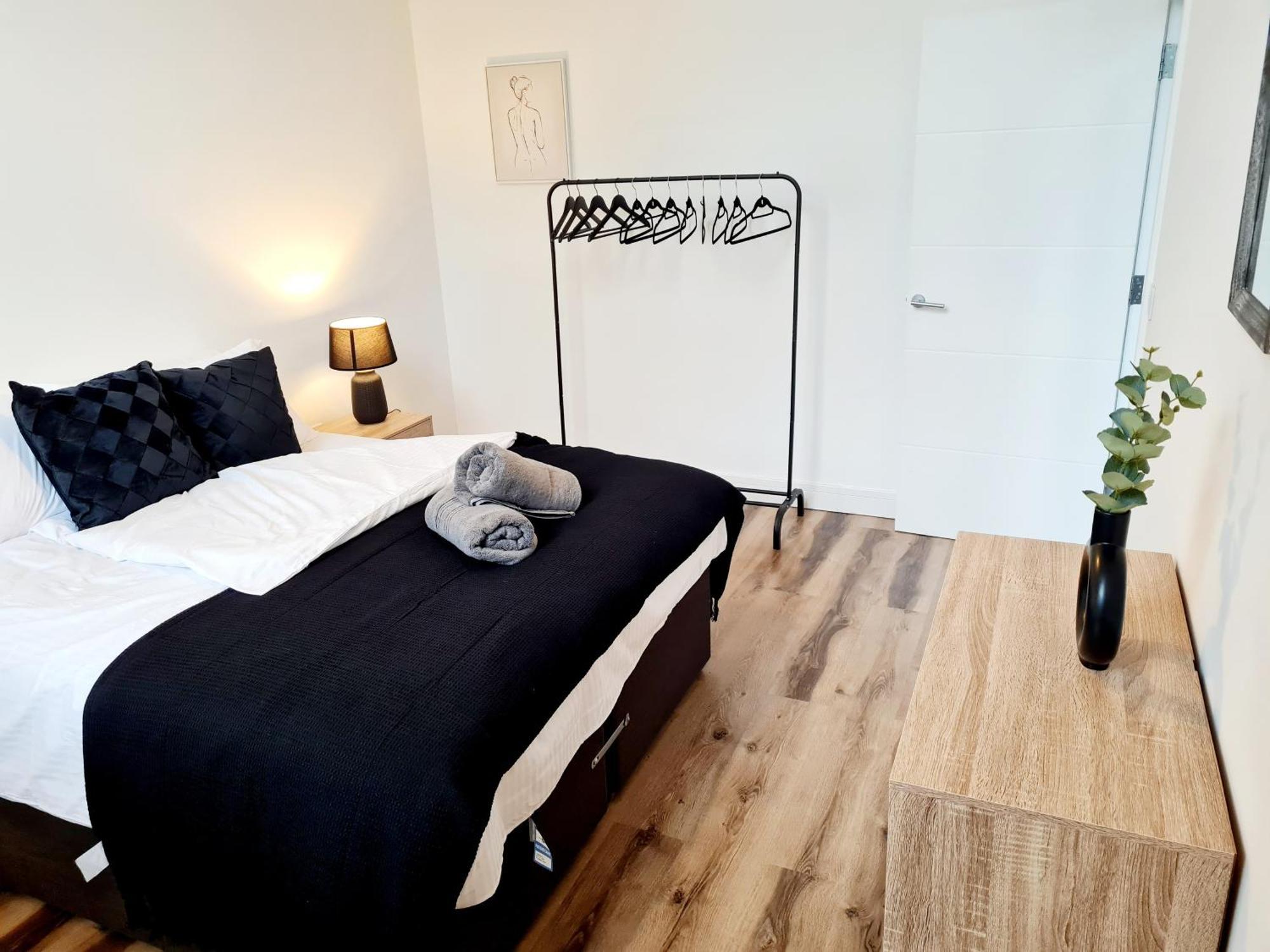 Burkhardt Hall- Parking Included- Sleeps 4 Apartment Swindon Bagian luar foto